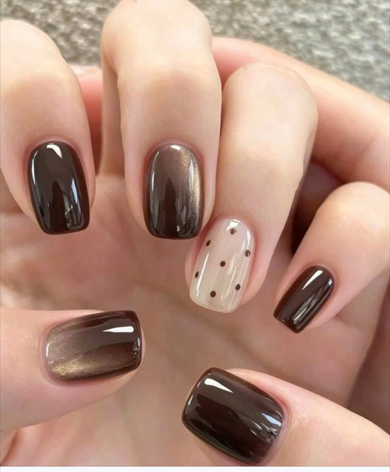 Nail nâu cà phê nhũ vàng