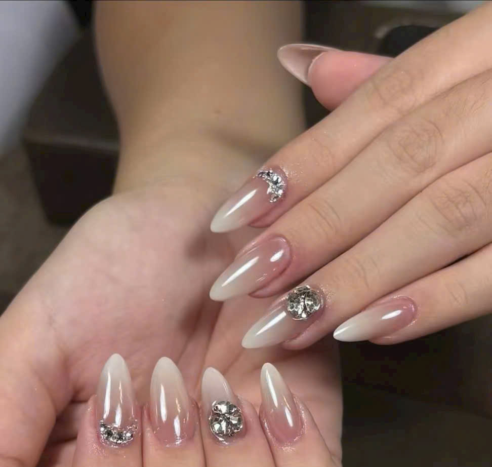 Nail ombre trắng đính đá hoa
