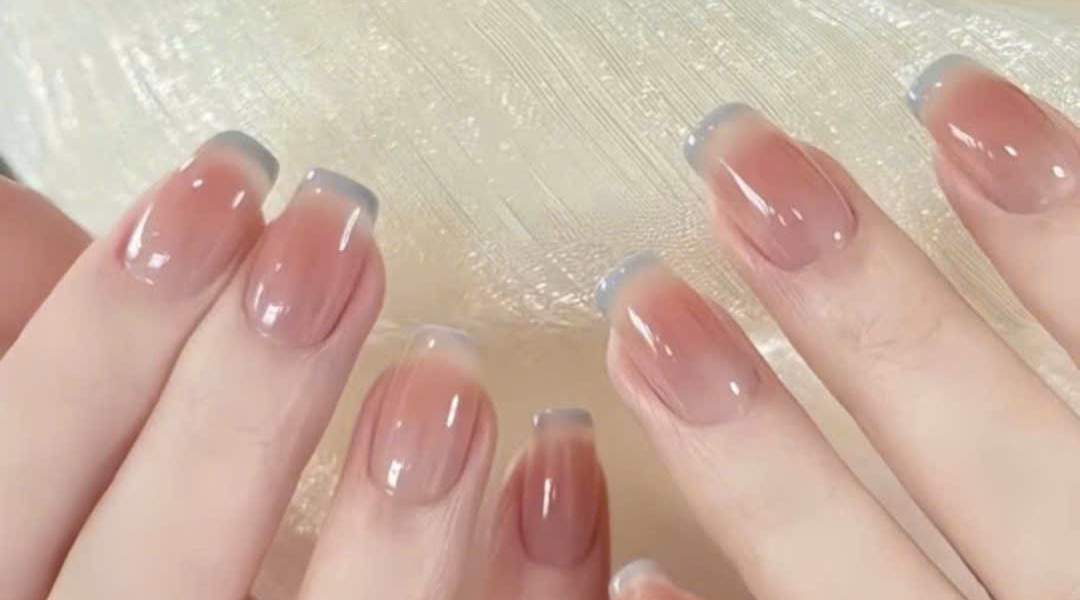 Nail ombre nâu viền xám