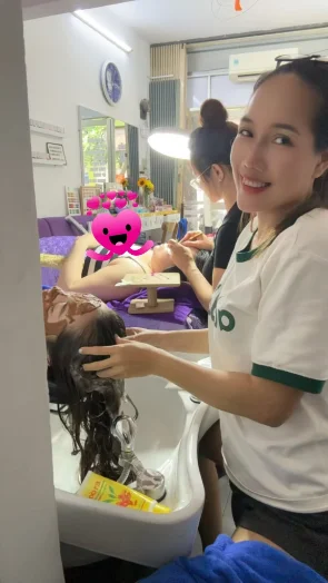 Gội đầu thư giãn là gì? Lợi ích và tần suất nên làm