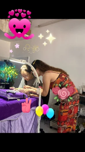 Trainee practicing eyelash extensions at the Gạo Beauty training class